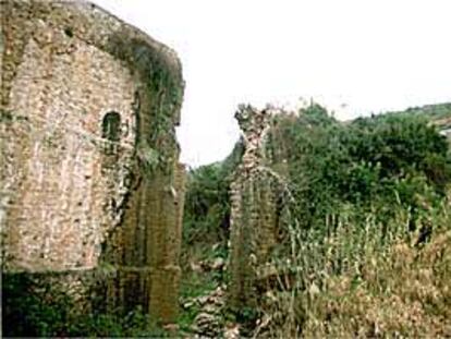 Una perspectiva del arquillo del puente caído en Chelva, desde el barranco del Convento.