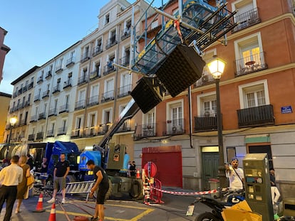 El brazo articulado, la cuba de agua y el generador eléctrico para el rodaje, aparcados en la esquina de las calles de Pelayo y Augusto Figueroa, en Chueca, el 18 de junio.