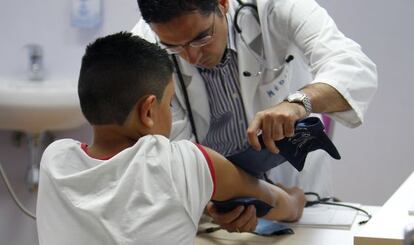 Un niño colombiano es atendido por un médico en una imagen de archivo.