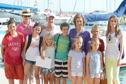 Doña Sofía todos los veranos reúne a sus nietos unos días en Palma de Mallorca para ejercer de abuela y que ellos practiquen deportes acuáticos. En la imágen, la reina acompañada de sus ocho nietos, la infanta Elena y doña Letizia, en verano de 2013.