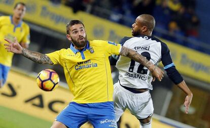 Livaja, delantero de Las Palmas, disputa la pelota con Sidnei, zaguero deportivista.