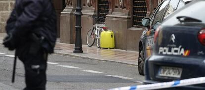 Una maleta abandonada ha sembrado la alarma en la calle Pintor Sorolla.