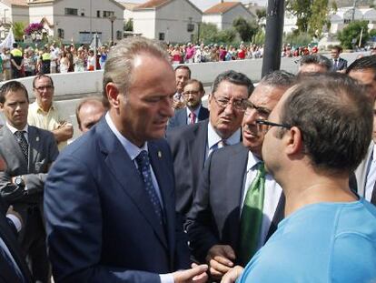 Alberto Fabra, en el centro, junto al presidente de la Diputación de Castellón, Javier Moliner, a la izquierda. 