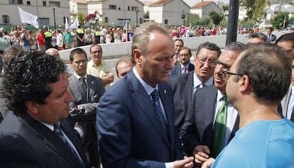 Alberto Fabra, en el centro, junto al presidente de la Diputación de Castellón, Javier Moliner, a la izquierda. 