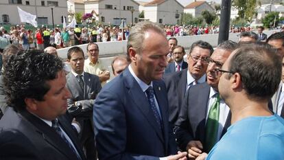 Alberto Fabra, en el centro, junto al presidente de la Diputación de Castellón, Javier Moliner, a la izquierda. 