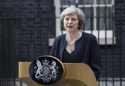 La primera ministra británica, Theresa May, se dirige a los medios en el número 10 de Downing Street.