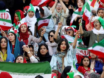 Las iraníes celebran su primera entrada libre a un partido de fútbol