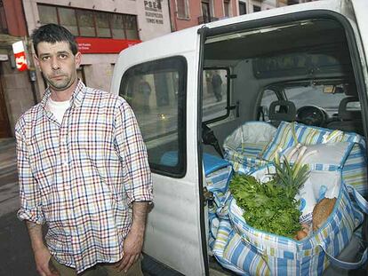 Iñaki Urkijo lleva un pedido de productos de caserío a una vivienda del centro de Bilbao.
