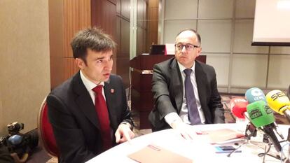 El director comercial de Iberia, Marco Sansavini, junto al presidente de la aerolínea, Luis Gallego, esta mañana en Tokio.