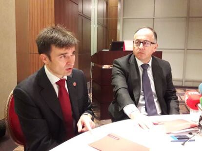 El director comercial de Iberia, Marco Sansavini, junto al presidente de la aerolínea, Luis Gallego, esta mañana en Tokio.