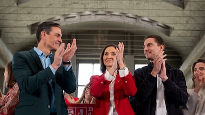 El secretario general del PSOE y presidente del Gobierno, Pedro Sánchez (i), y el candidato socialista a la presidencia de Madrid, Juan Lobato (d), participan en la presentación de Reyes Maroto (c) como candidata a la Alcaldía de Madrid.