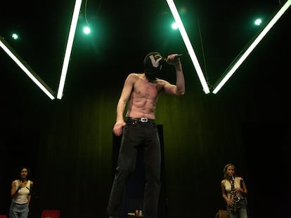 L'actor Enric Auquer en una escena d''El dia del Watusi', al teatre Lliure de Gràcia.