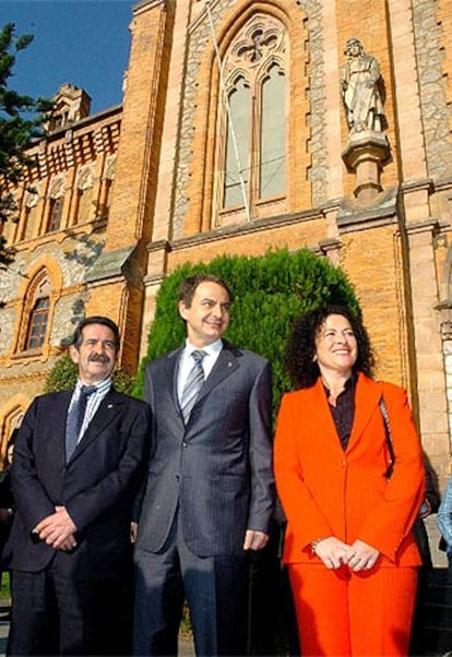 José Luis Rodríguez Zapatero, entre el presidente de Cantabria, Miguel Ángel Revilla, y la alcaldesa de Comillas, María Teresa Noceda.