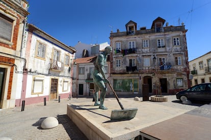 Escultura dedicada a los trabajadores de las salinas en una de las plazas de Alcochete (Portugal).