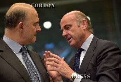 EU Economic and Financial Affairs Commissioner Pierre Moscovici (l) chats with Spanish Economy Minister Luis de Guindos.