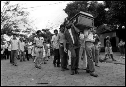Sepelio de un joven combatiente del Ejército Popular Sandinista, en Managua, Nicaragua, en 1985.