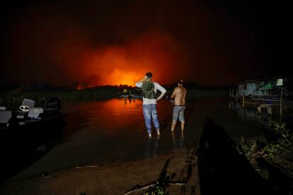 Habitantes de Porto Jofre miran el fuego desde la orilla del río Cuiaba, el 16 de noviembre.