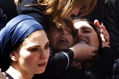 La madre de Miriam Monsonego (primera por la derecha), víctima de siete años del asesino de Toulouse, llora durante el entierro en Jerusalén.