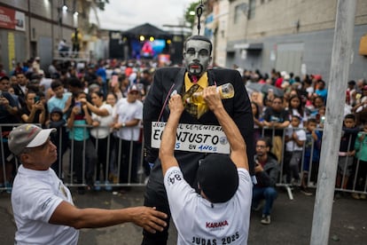 Unos hombres prenden fuego a un monigote que representaba al presidente de El Salvador, Nayib Bukele, respectivamente, dentro de la tradicional Quema de Judas del Domingo de Resurrección, este domingo en Caracas.