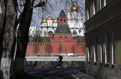 Paseo en bicicleta por la ciudad de Moscú (Rusia), cerca de la torre Taynitskaya junto al Kremlin, el 23 de marzo de 2017.