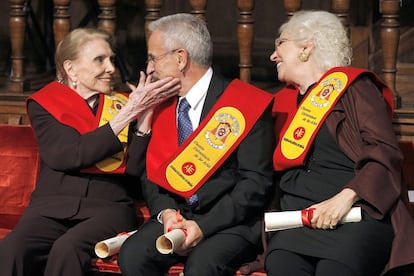 María Dolores Pradera junto con el bailarín Víctor Ullate y la cantante Susana Rinaldi, durante su nombramiento como miembro honorífico de la Universidad de Alcalá de Henares, en una imagen de 2013.