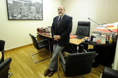 Txarli Prieto, en su despacho de secretario general del PSE alavés.