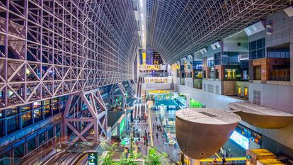 Vista del interior de la Estación Central de Kioto (Japón).