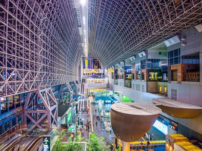 Vista del interior de la Estación Central de Kioto (Japón).