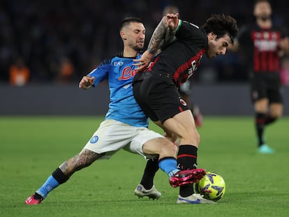 Sandro Tonali controla el balón durante el último partido entre el Milan y el Nápoles.