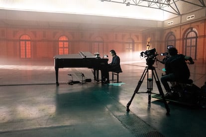 Nick Cave a solas en Alexandra Palace, de Londres, con su piano mientras una cámara le filma para el concierto en 'streaming'. Fue el 23 de julio.
