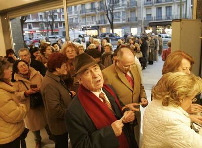 Un grupo de mayores hace cola para adquirir entradas para el cine por un euro.