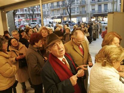 Un grupo de mayores hace cola para adquirir entradas para el cine por un euro.
