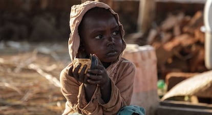 Criança em acampamento na República Democrática do Congo após fugir de área de combate no Sudão do Sul.