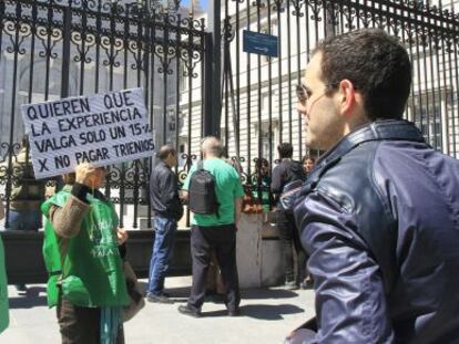 Interinos durante un encierro en la catedral de la Almudena en abril.  