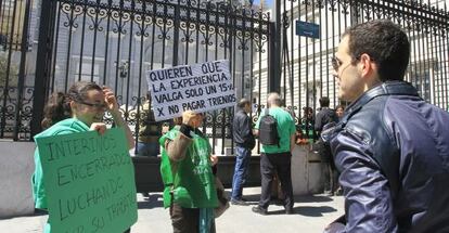 Interinos durante un encierro en la catedral de la Almudena en abril.