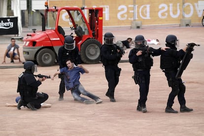 Simulacro antiterrorista en el marco del campeonato de fútbol UEFA EURO 2016 en Place Bellecour, Lyon.