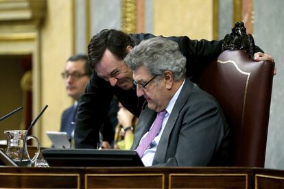 El portavoz del Partido Popular, Rafael Hernando (i), conversa con Jesús Posada, presidente del Congreso, durante un momento de la sesión.