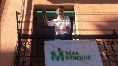 Errejón en el balcón de un vecino de Vallecas.
