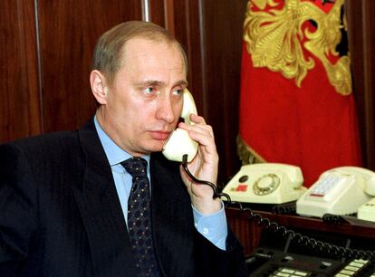 Vladímir Putin recibe por teléfono en su despacho del Kremlin en Moscú la felicitación del primer ministro del Reino Unido, Tony Blair, por haber sido elegido presidente de Rusia, el 27 de marzo 2000.