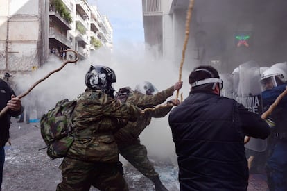 Disturbios entre la policía y los agricultores griegos que protestan por la reforma de las pensiones, en Atenas, Grecia.