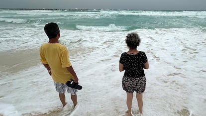 Dos personas observan el oleaje provocado por 'Beryl' en Cancún, el 29 de junio.