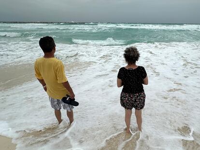 Dos personas observan el oleaje provocado por 'Beryl' en Cancún, el 29 de junio.