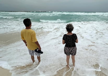 Dos personas observan el oleaje provocado por 'Beryl' en Cancún.