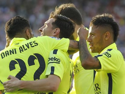 Los jugadores del Barça celebran el gol de Messi