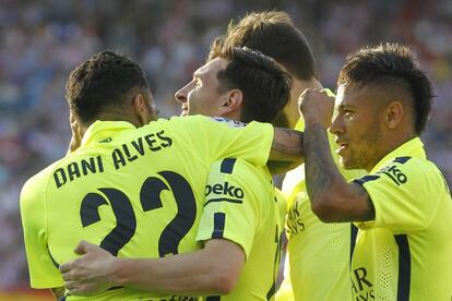 Los jugadores del Barça celebran el gol de Messi