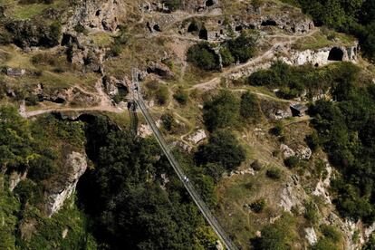 Una pareja camina por un puente colgante cerca de la localidad de Khndzoresk (Armenia).