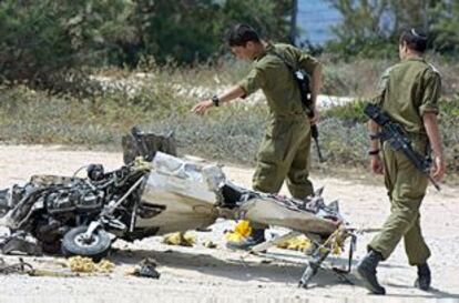 Soldados israelíes inspeccionan los restos de la avioneta derribada.