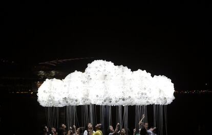 Un grupo de personas junto a la obra de Wayne Garrett y Caitlind Brown 'Nube' durante el festival de Luz de Marina en Singapur.