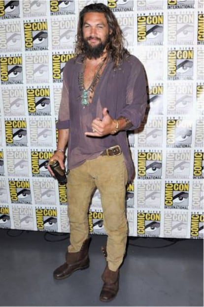 El pantalón y las botas parecen directamente extraídas del armario de Indiana Jones, y encajan en la estética aventurera que esperamos de un héroe como Momoa. La lata de cerveza es muy rock, claro.