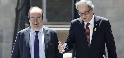El presidente de la Generalitat, Quim Torra (d), ha iniciado su ronda de contactos con l&iacute;deres parlamentarios con una reuni&oacute;n con el primer secretario del PSC, Miquel Iceta, (i).